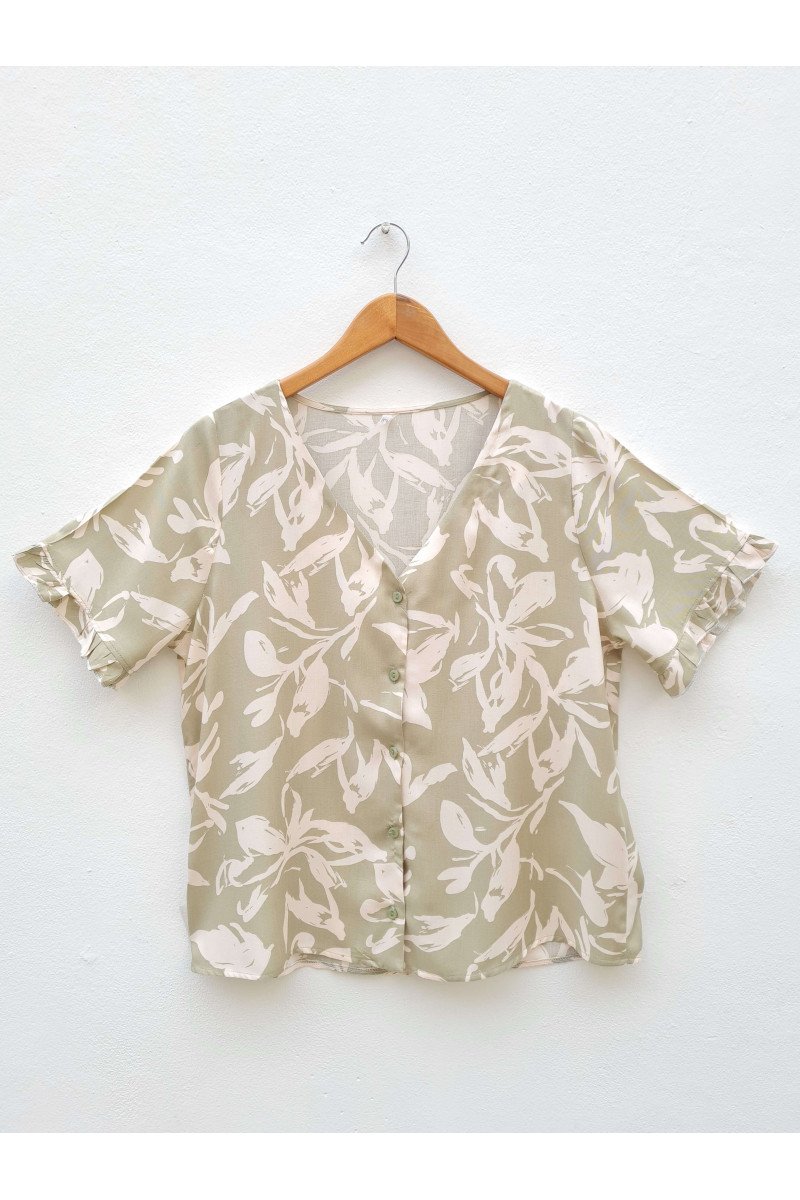 Camisa de fibrana estampada con volados en mangas
