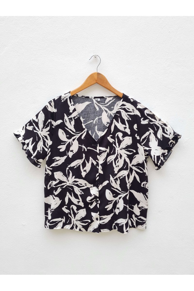 Camisa de fibrana estampada con volados en mangas