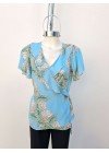 Blusa de fibrana estampada flores cruzada con volados y tiras