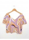 Blusa de fibrana estampada abierta en "V" con elástico en puños y botones en la espalda