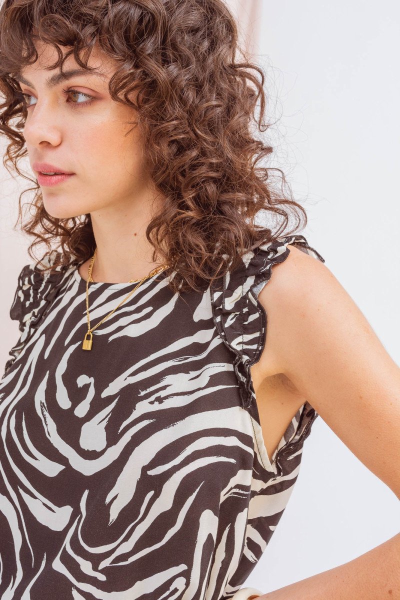 Blusa de fibrana estampada con doble volados, lágrima y botón