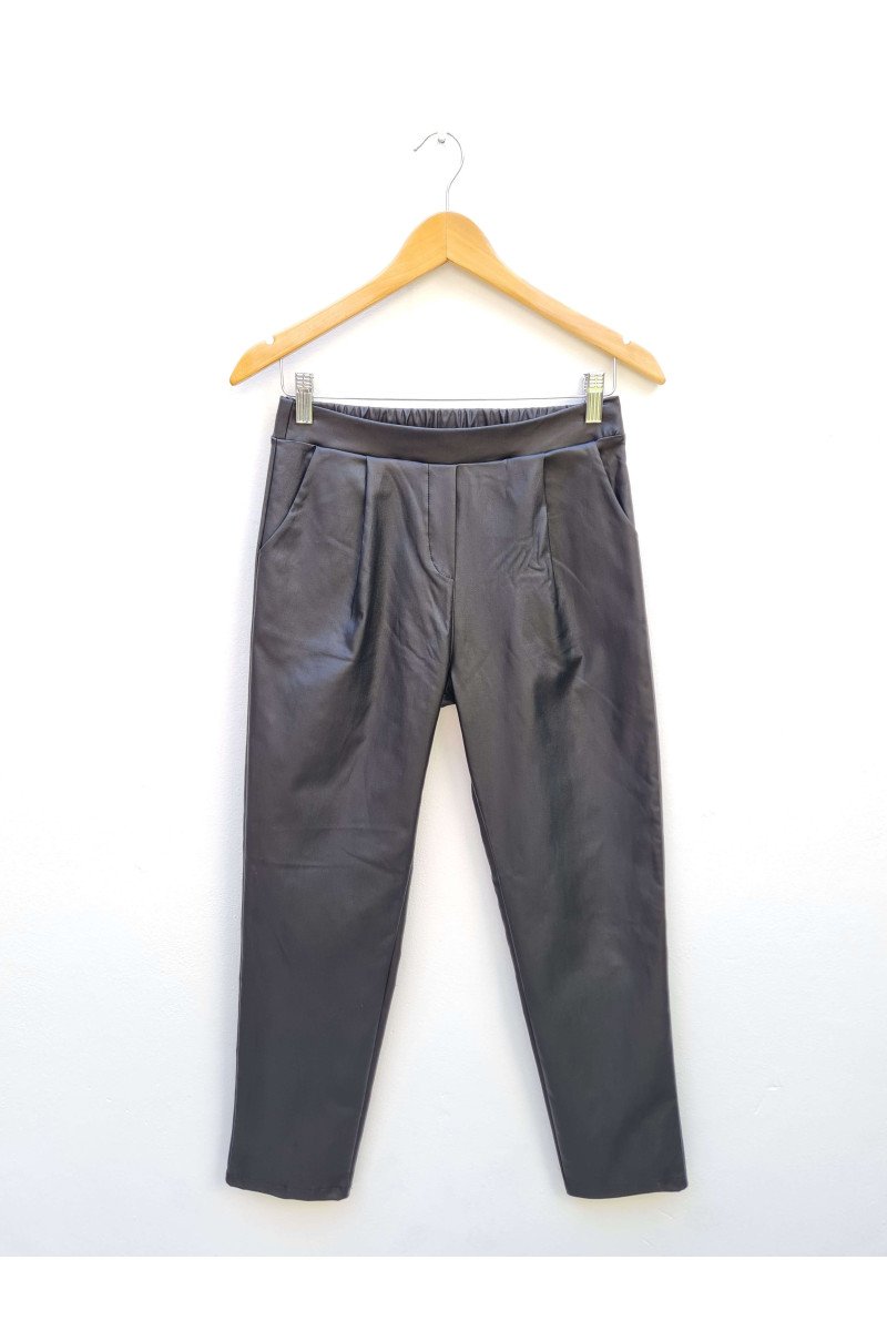 Pantalón de bengalina engomada con elástico, bragueta simulada y bolsillos