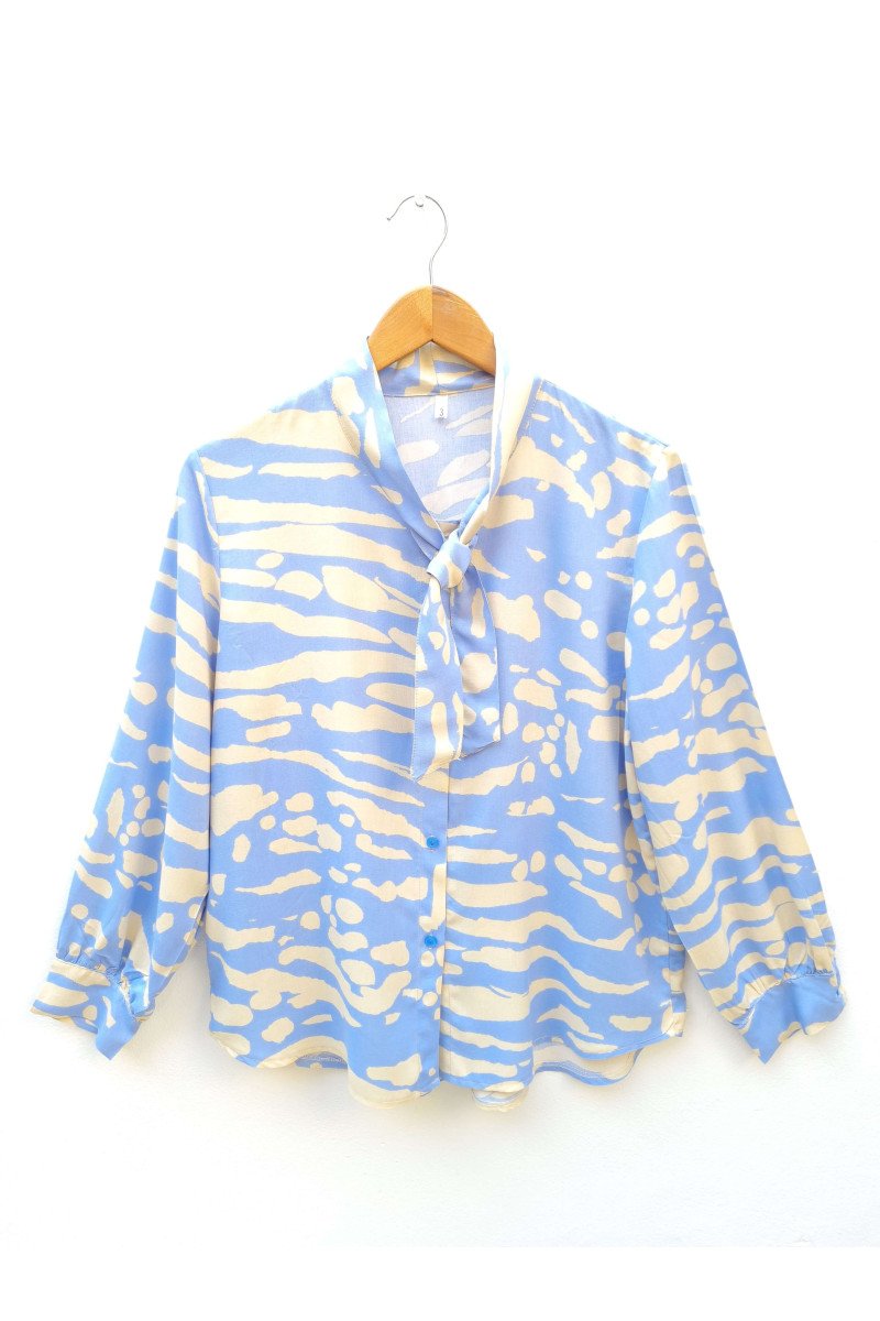 Camisa de fibrana estampada con tiras para corbata
