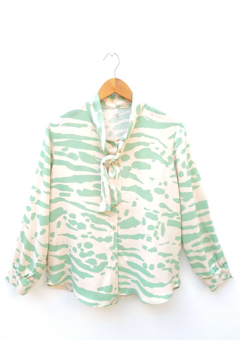 Camisa de fibrana estampada con tiras para corbata