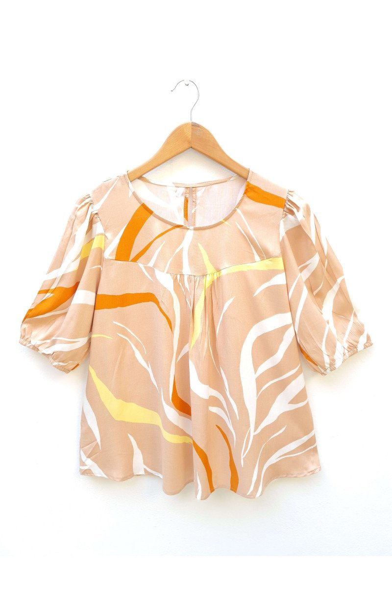 Blusa de fibrana estampada manga princesa con elástico en puños, frunce en el pecho y lágrima
