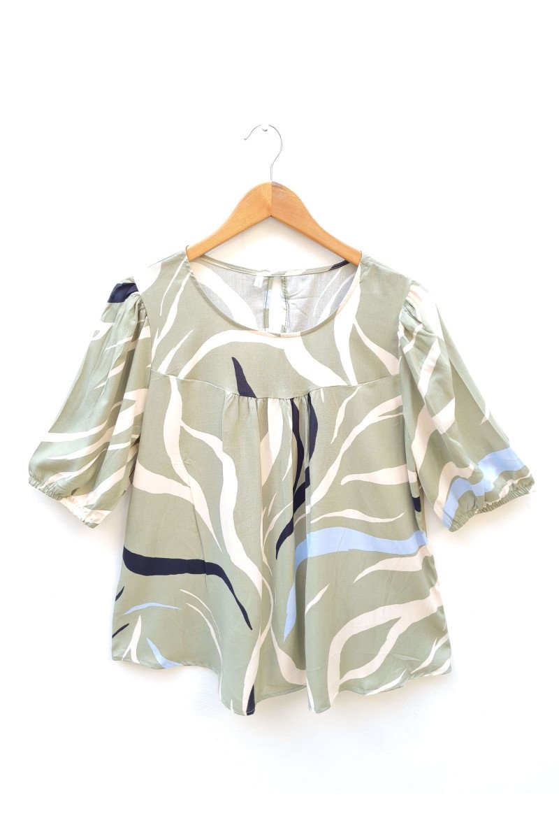 Blusa de fibrana estampada manga princesa con elástico en puños, frunce en el pecho y lágrima