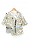 Blusa de fibrana estampada manga princesa con elástico en puños, frunce en el pecho y lágrima