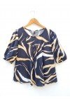 Blusa de fibrana estampada manga princesa con elástico en puños, frunce en el pecho y lágrima