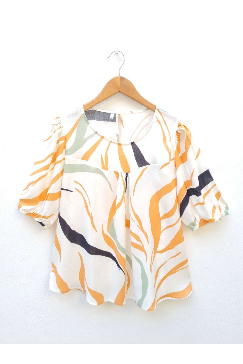 Blusa de fibrana estampada manga princesa con elástico en puños, frunce en el pecho y lágrima