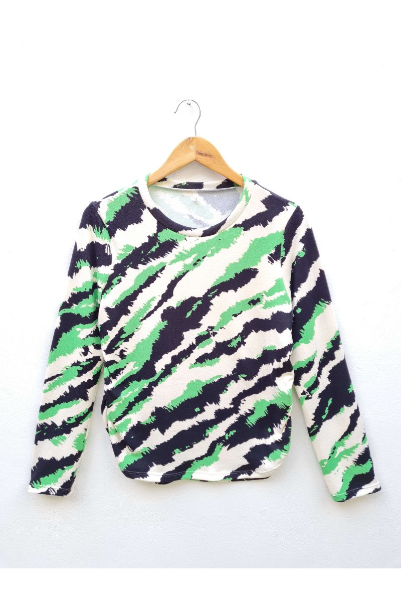 Sweater de lanilla estampada animal print con elástico en laterales