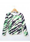 Sweater de lanilla estampada animal print con elástico en laterales