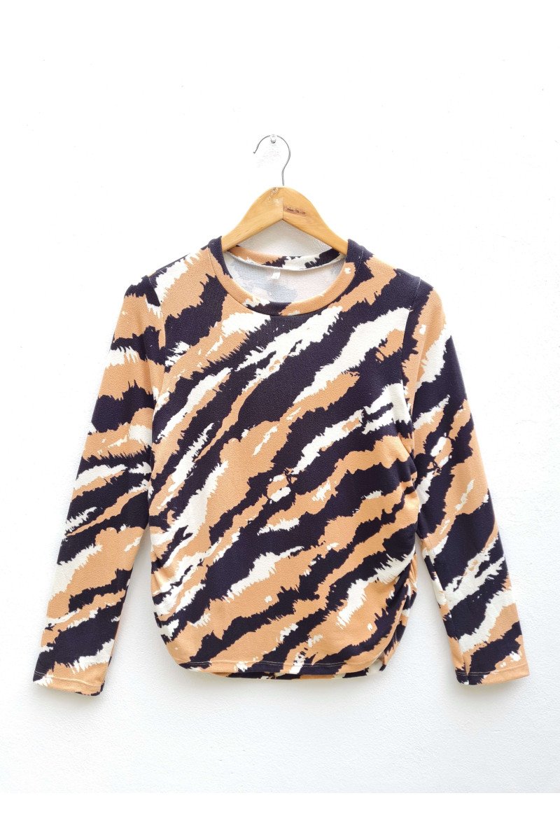 Sweater de lanilla estampada animal print con elástico en laterales