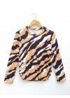 Sweater de lanilla estampada animal print con elástico en laterales