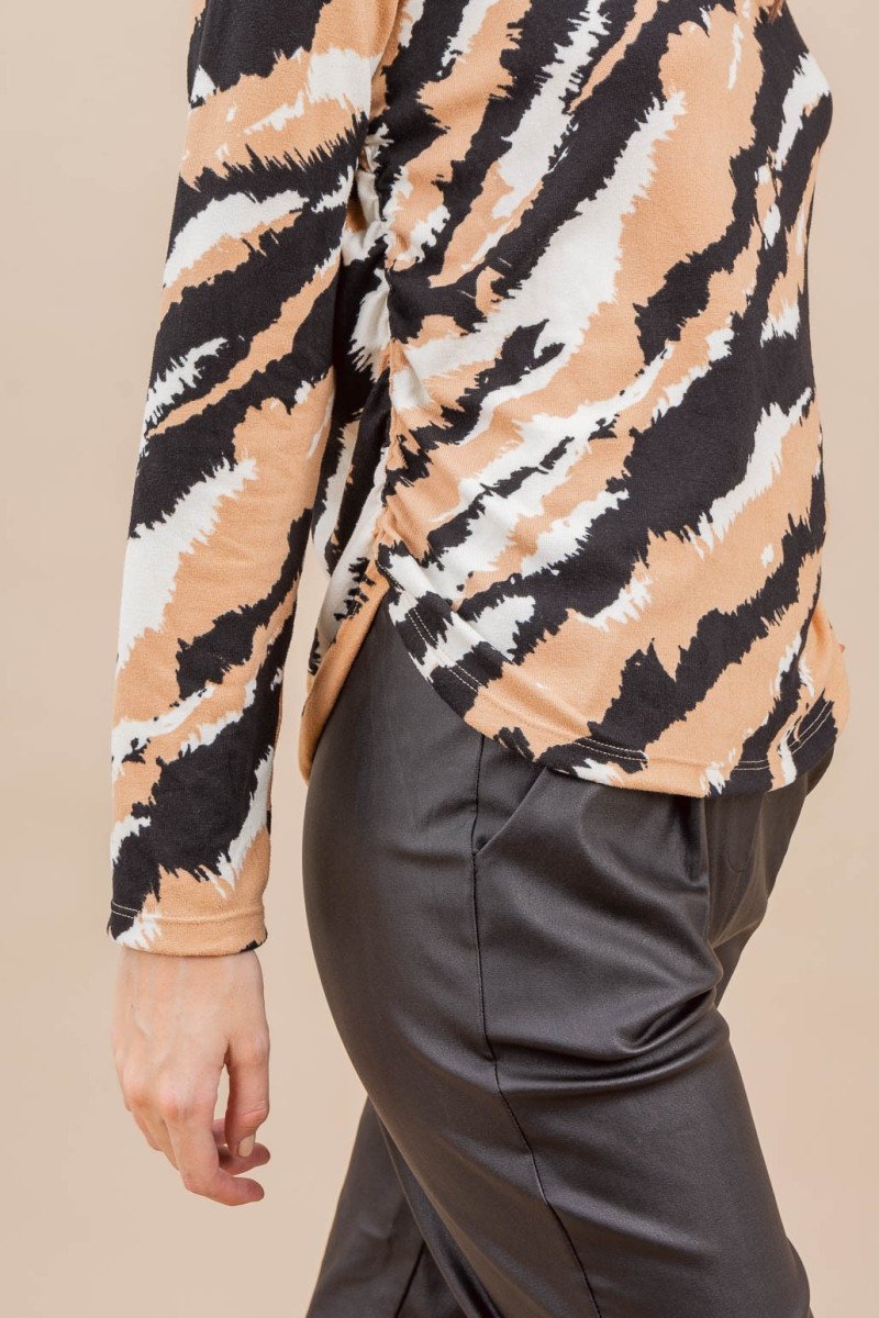 Sweater de lanilla estampada animal print con elástico en laterales
