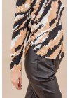 Sweater de lanilla estampada animal print con elástico en laterales
