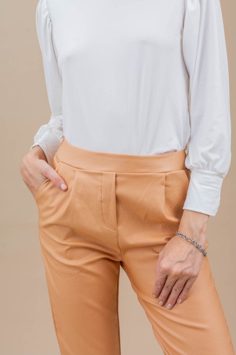 Pantalón de bengalina engomada con elástico, bragueta simulada y bolsillos