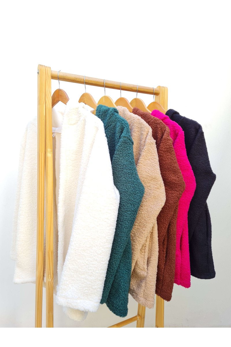 Campera de corderito con capucha y bolsillos