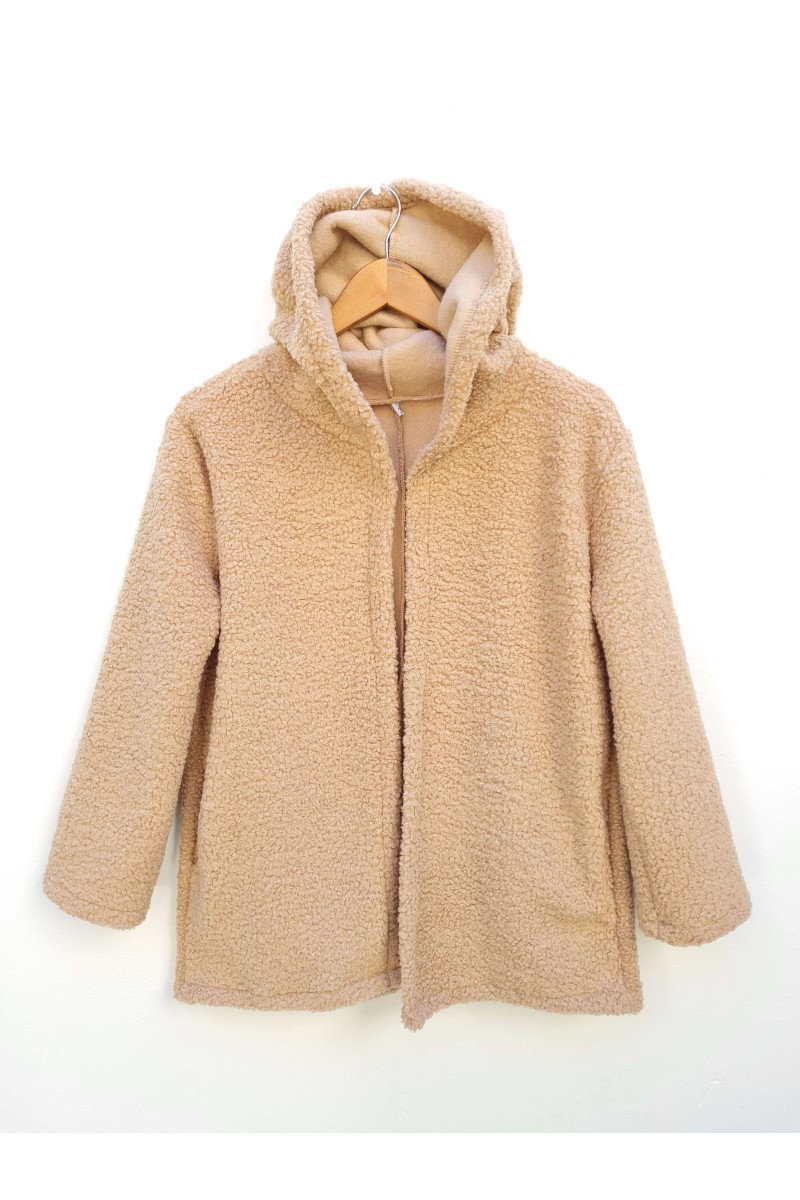 Campera de corderito con capucha y bolsillos