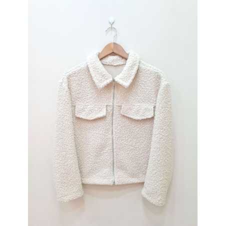 Campera de paño bouclé con cierre metálico y bolsillos falsos