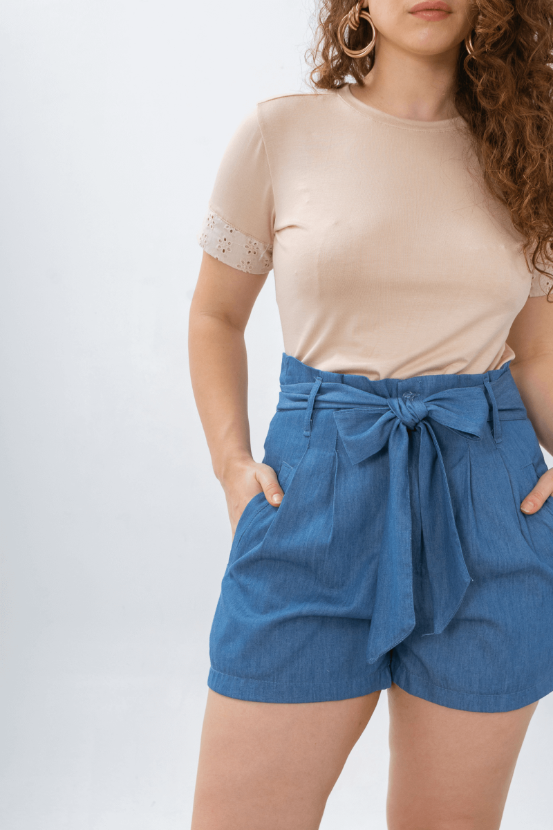 Short de denim con lazo, doble botón y bolsillos de ojal vertical
