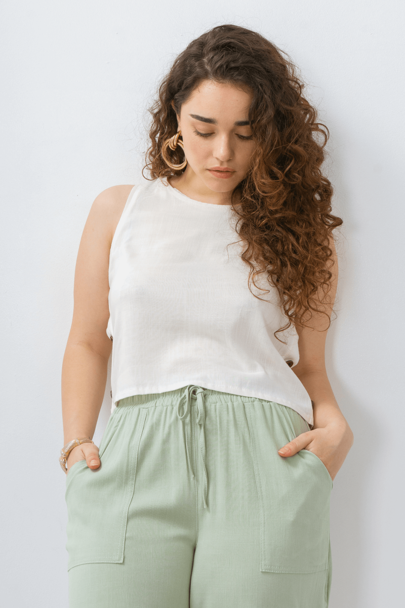 Musculosa de lino con cartera falsa y botones simil metálico