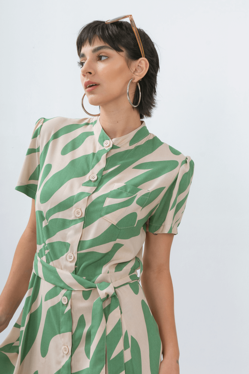Vestido de fibrana estampada manga princesa con cuello mao, botones y lazo