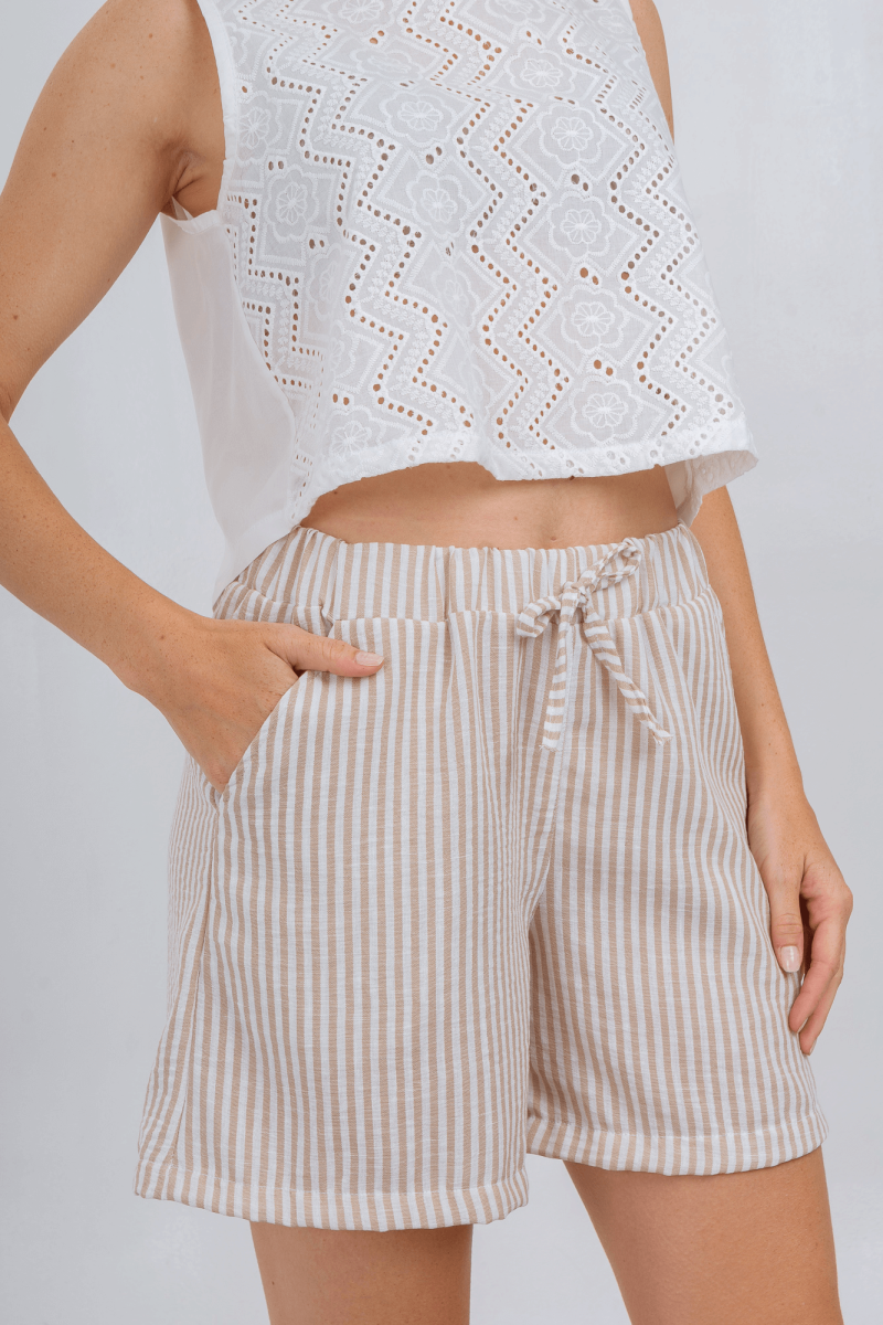 Short de lino rayado con elástico, tiras y bolsillos