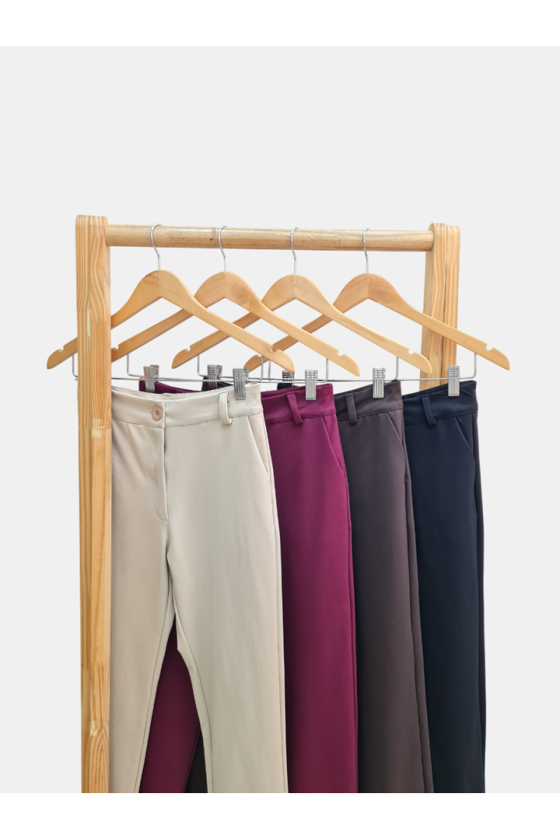 Pantalón punto roma con pasacintos, bolsillos y tajos