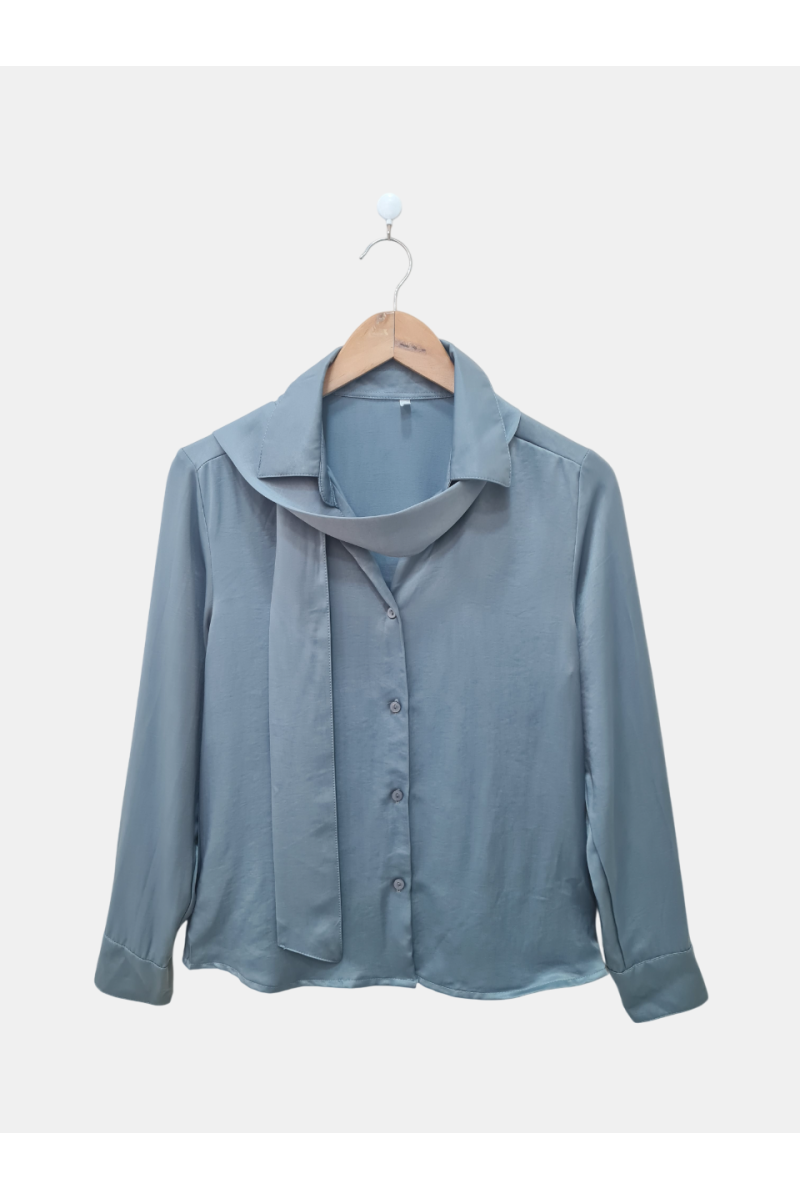 Camisa de satén con hombros caídos, lazo accesorio y puños con cartera