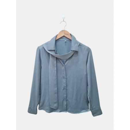 Camisa de satén con hombros caídos, lazo accesorio y puños con cartera
