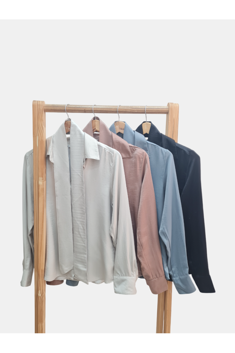 Camisa de satén con hombros caídos, lazo accesorio y puños con cartera