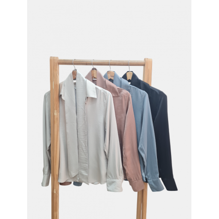 Camisa de satén con hombros caídos, lazo accesorio y puños con cartera