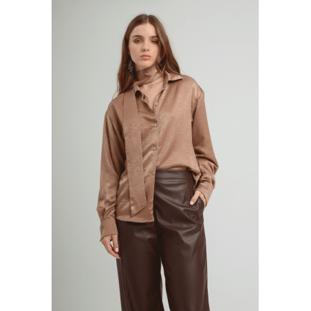 Camisa de satén con hombros caídos, lazo accesorio y puños con cartera