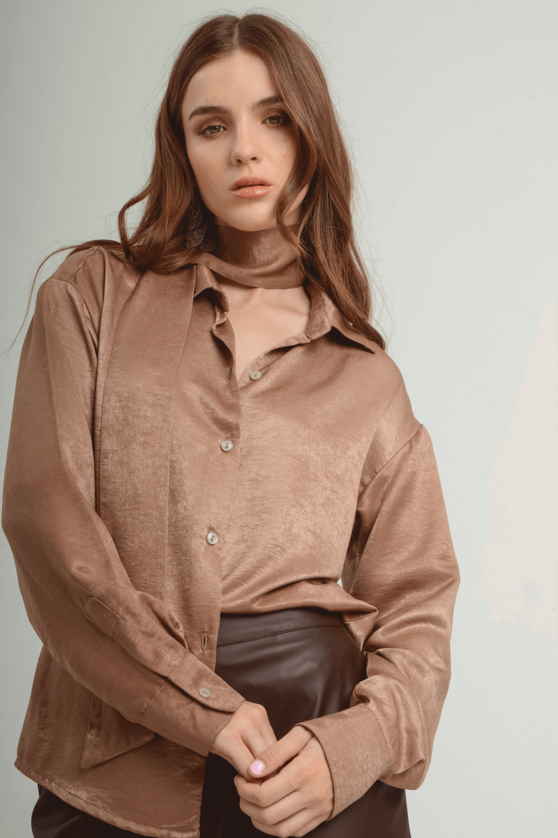 Camisa de satén con hombros caídos, lazo accesorio y puños con cartera