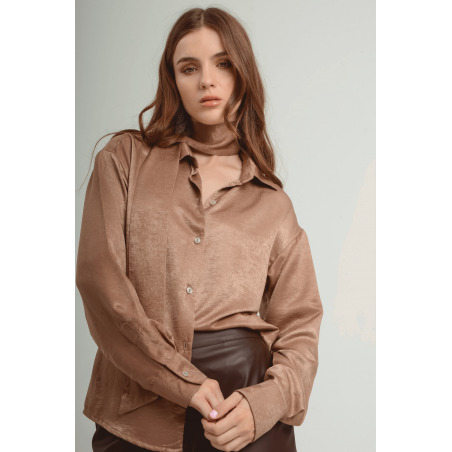Camisa de satén con hombros caídos, lazo accesorio y puños con cartera