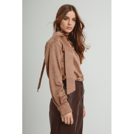 Camisa de satén con hombros caídos, lazo accesorio y puños con cartera