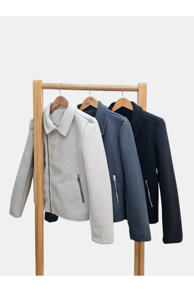 Campera biker de paño forrado con cierres metálicos y bolsillos
