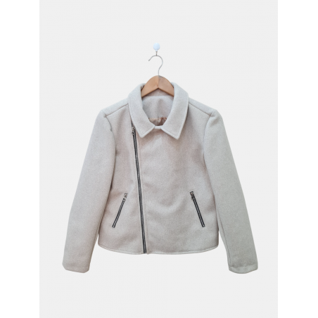 Campera biker de paño forrado con cierres metálicos y bolsillos