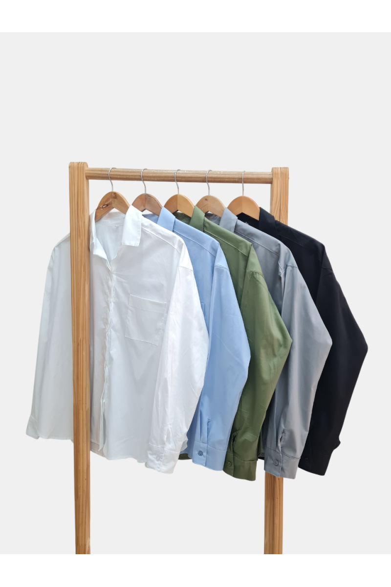 Camisa de poplin algodón con span oversize con cartera oculta, bolsillo plaqué y doble canesú