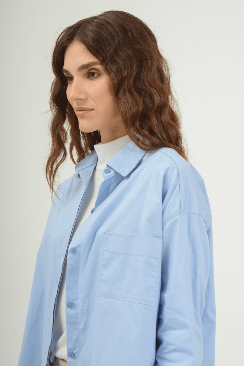 Camisa de poplin algodón con span oversize con cartera oculta, bolsillo plaqué y doble canesú