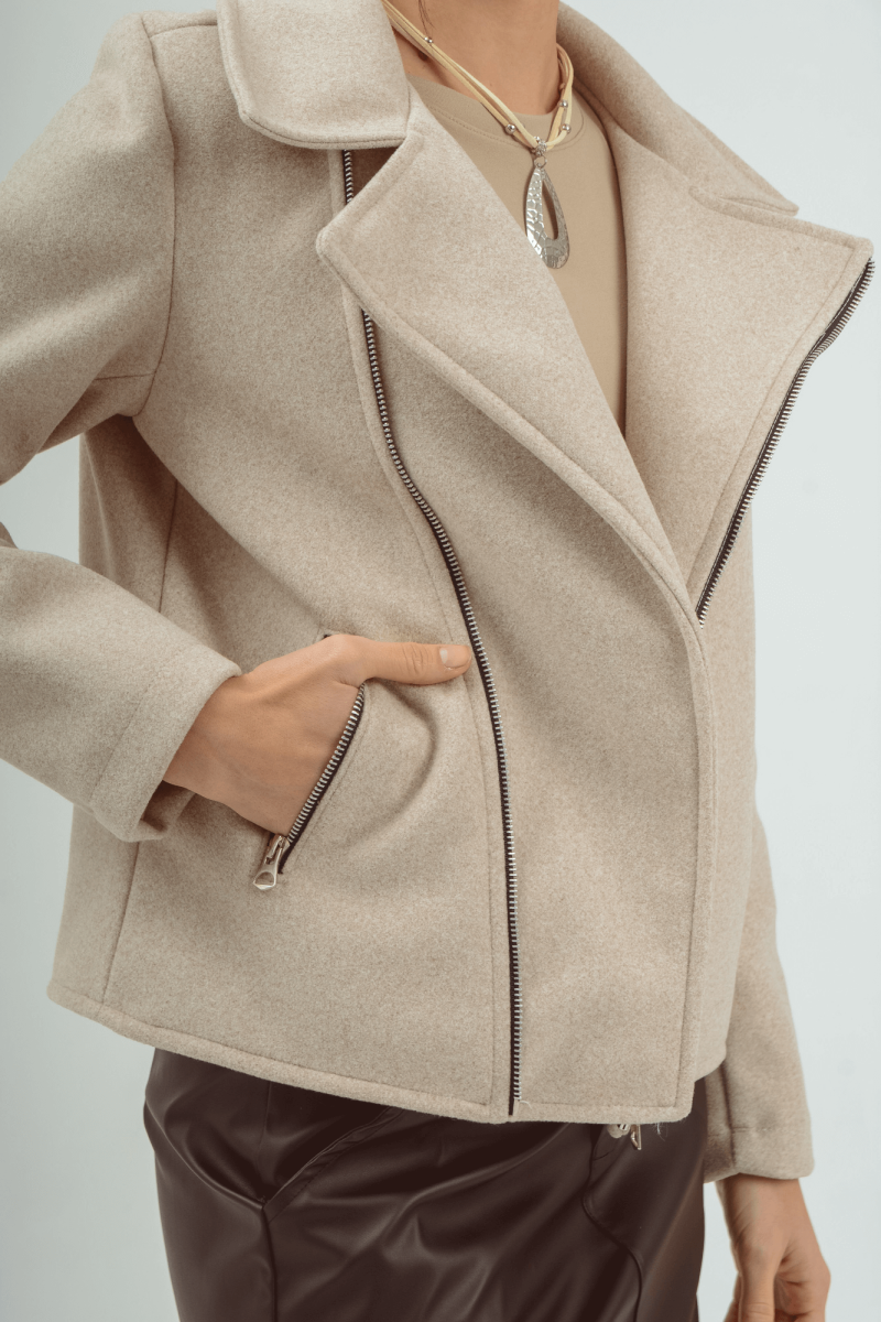 Campera biker de paño forrado con cierres metálicos y bolsillos