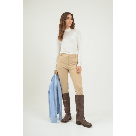 Pantalón punto roma con pasacintos, bolsillos y tajos