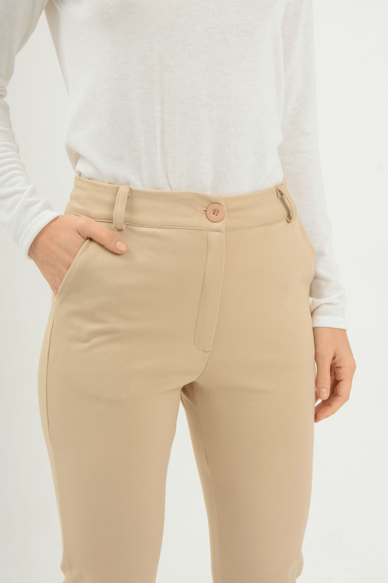 Pantalón punto roma con pasacintos, bolsillos y tajos