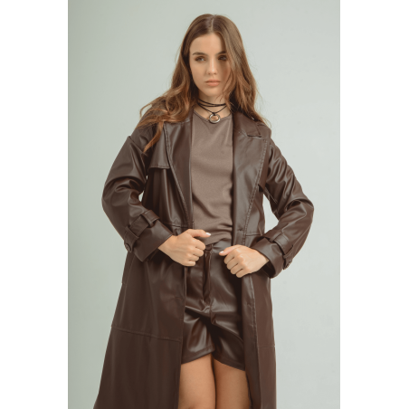 Tapado de cuerina largo forrado, con solapas, charreteras y bolsillos