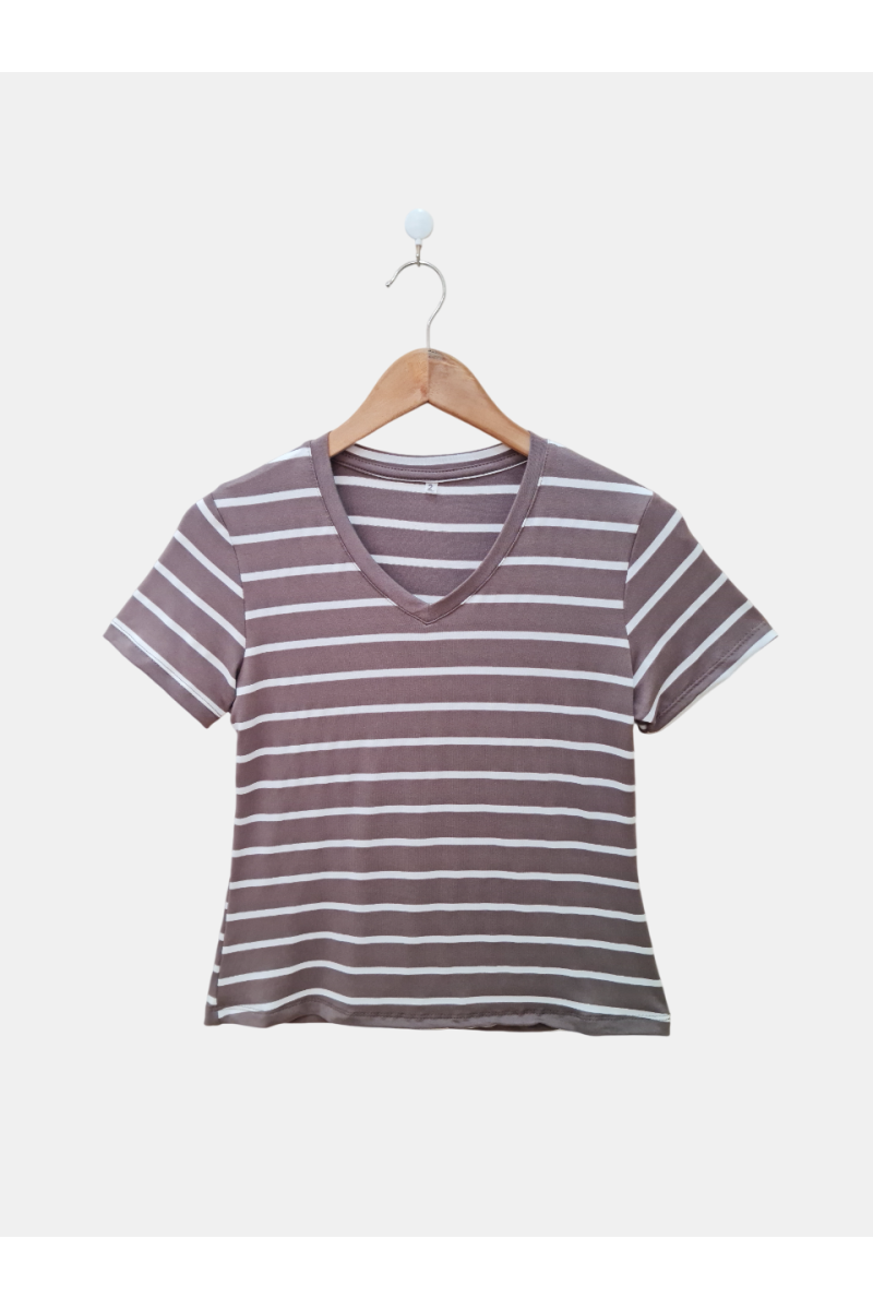 Remera de modal rayado básica con cuello en "V"