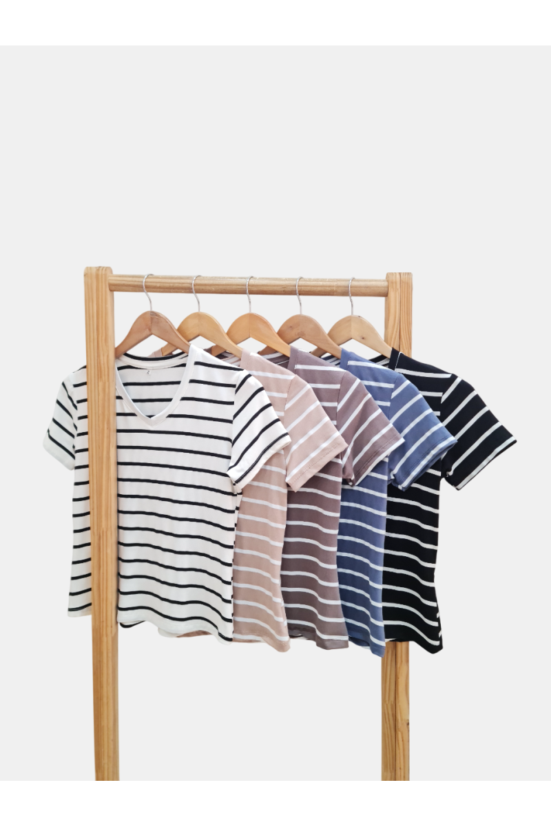 Remera de modal rayado básica con cuello en "V"