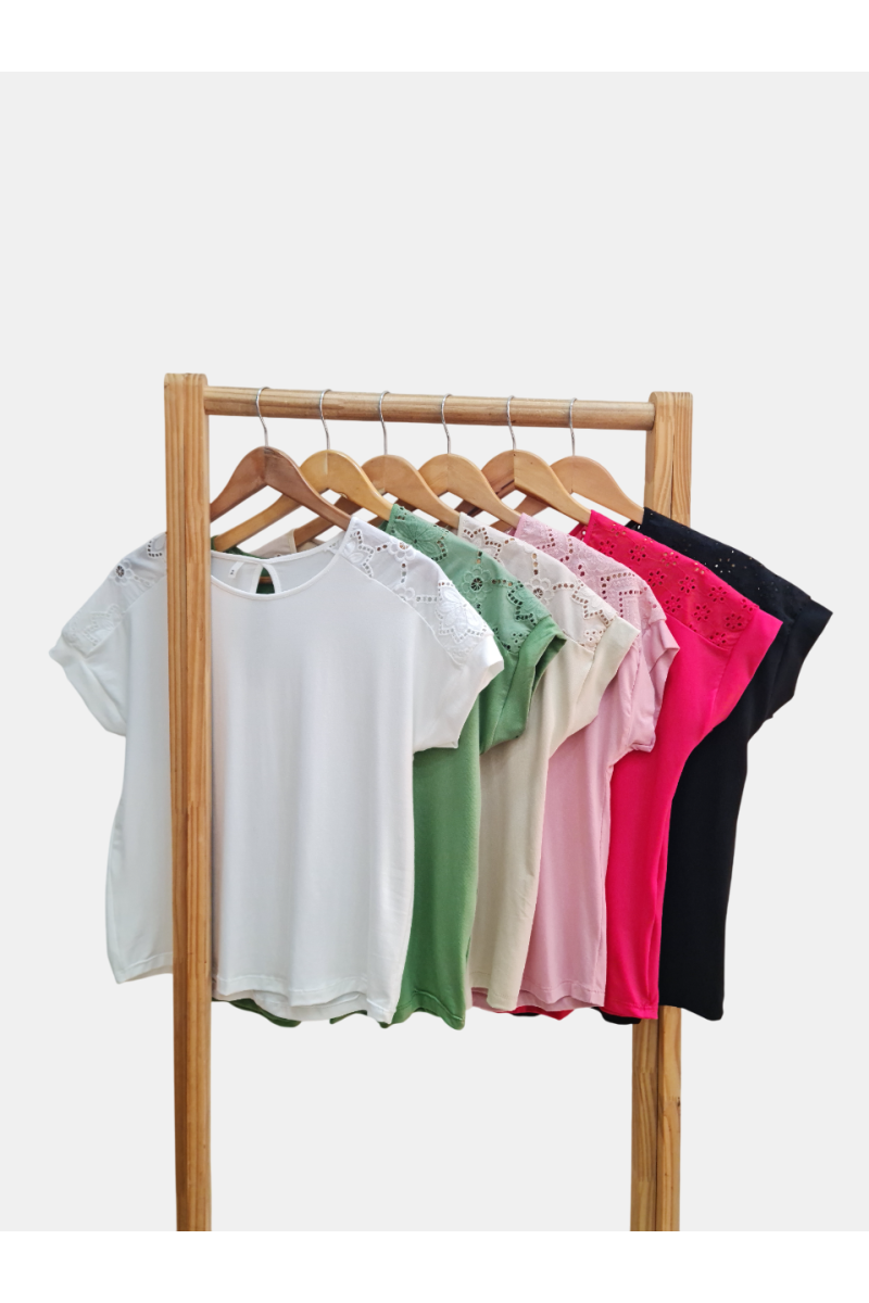 Remera de modal viscosa manga dolman con broderie en hombros, puños y lágrima