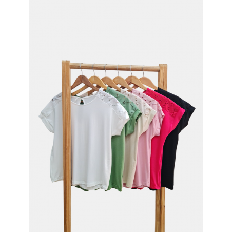 Remera de modal viscosa manga dolman con broderie en hombros, puños y lágrima