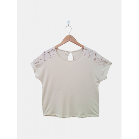 Remera de modal viscosa manga dolman con broderie en hombros, puños y lágrima