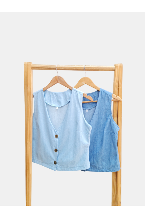 Chaleco de denim con botones simil metálico
